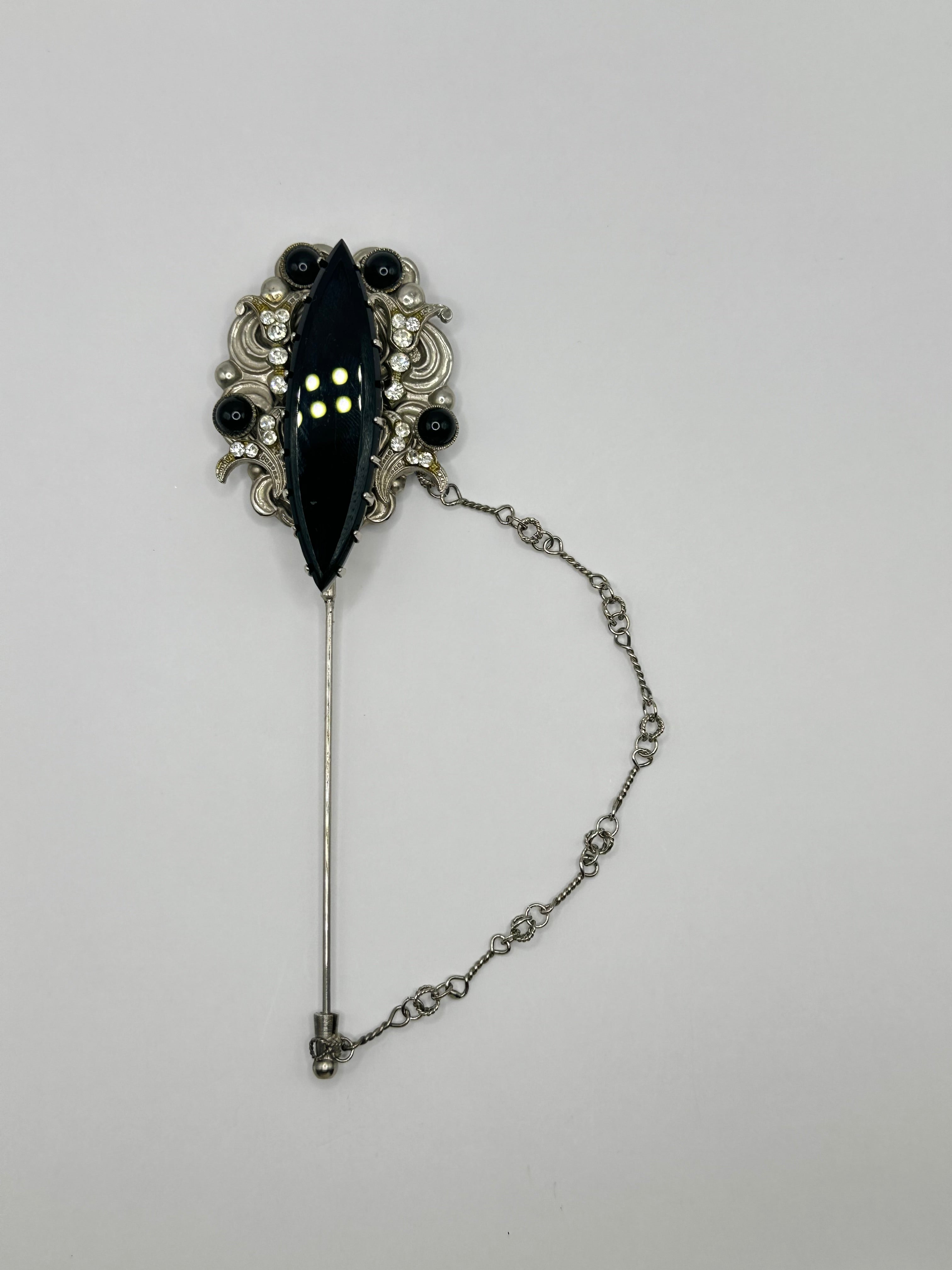 SPILLA DA CRAVATTA VINTAGE “NOIR ARISTRICAT” CON CABOCHON NERO E STRASS – ANNI 80