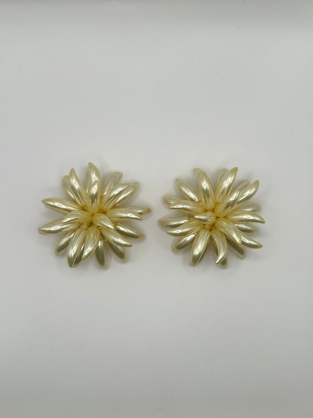 ORECCHINI VINTAGE FIORE RADIALE – CLIP-ON IN RESINA PERLATA E RESINA TRASLUCIDA