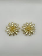 ORECCHINI VINTAGE FIORE RADIALE – CLIP-ON IN RESINA PERLATA E RESINA TRASLUCIDA