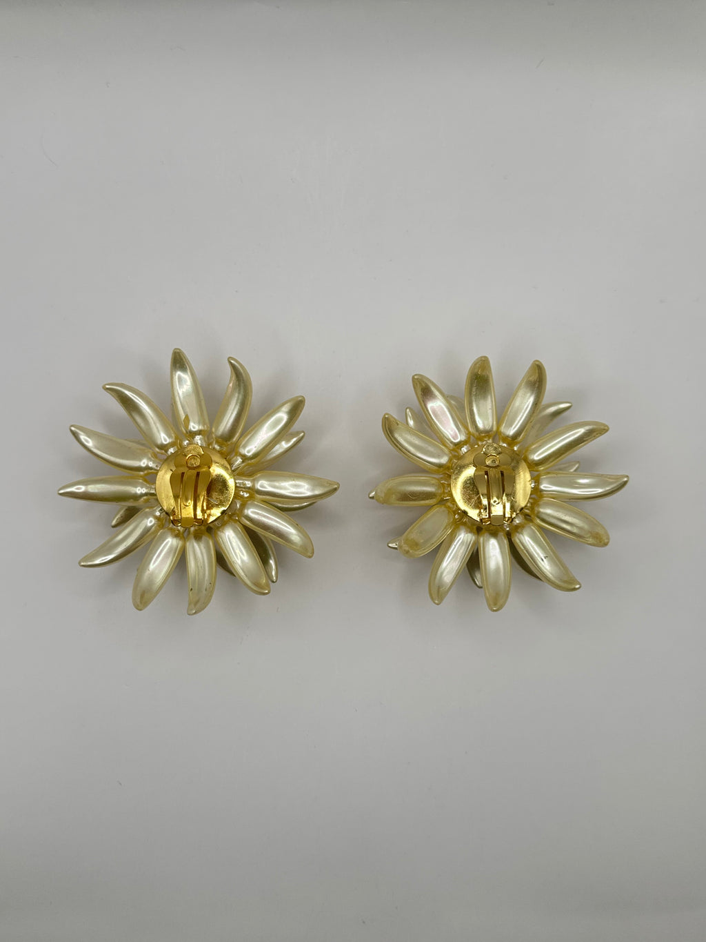 ORECCHINI VINTAGE FIORE RADIALE – CLIP-ON IN RESINA PERLATA E RESINA TRASLUCIDA