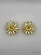 ORECCHINI VINTAGE FIORE RADIALE – CLIP-ON IN RESINA PERLATA E RESINA TRASLUCIDA