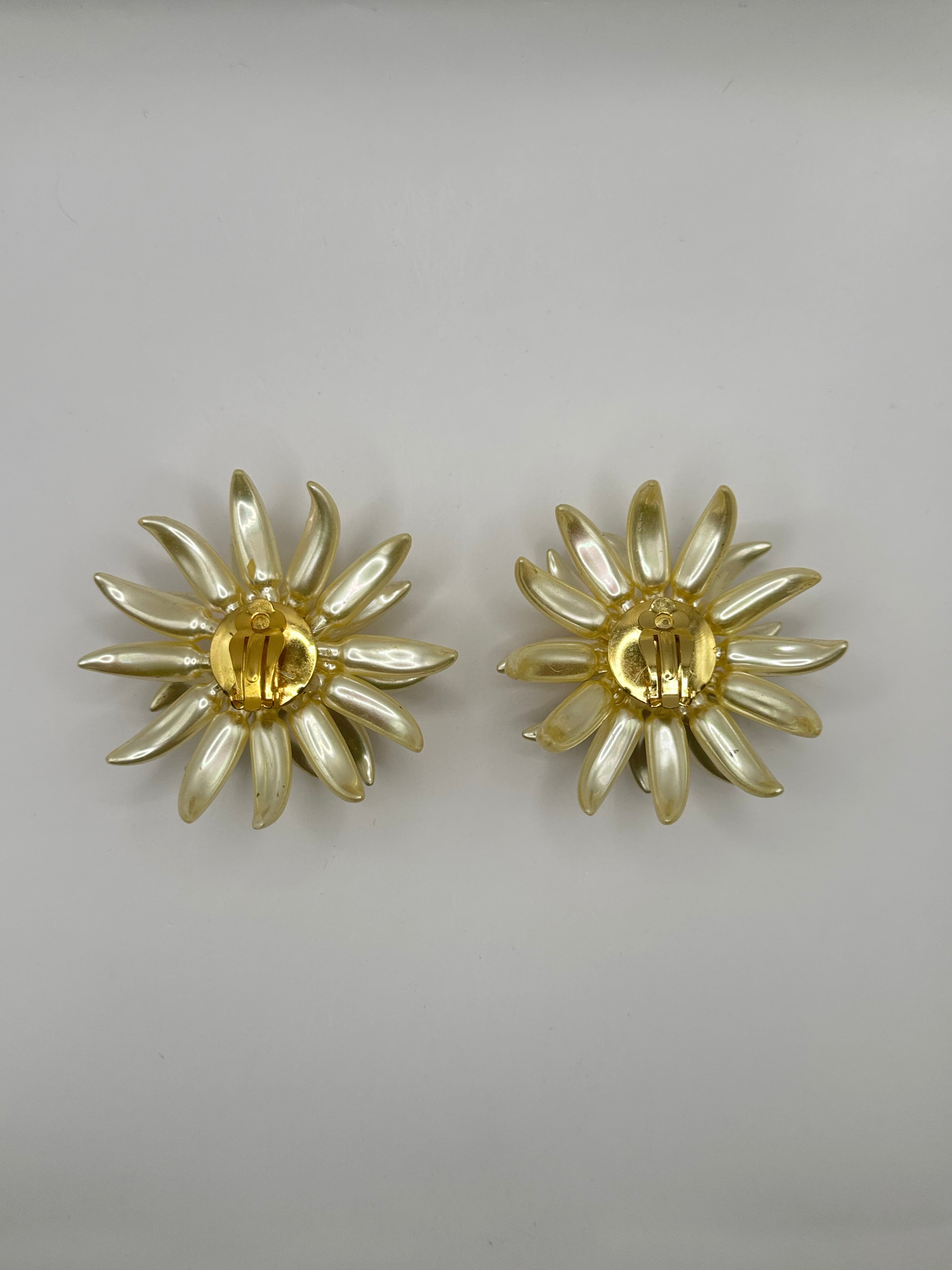 ORECCHINI VINTAGE FIORE RADIALE – CLIP-ON IN RESINA PERLATA E RESINA TRASLUCIDA