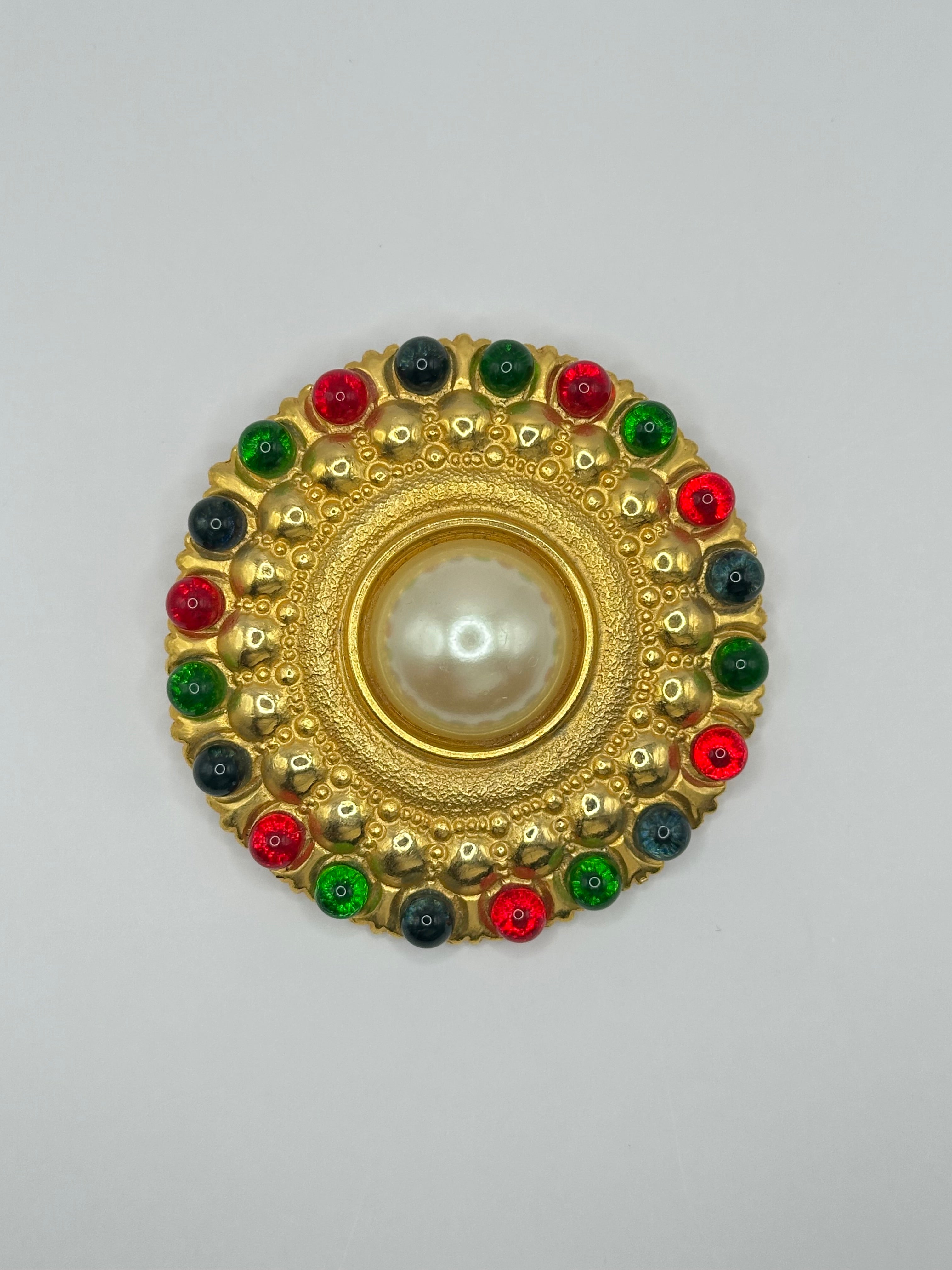 SPILLA VINTAGE “CORONA IMPERIALE” DORATA CON PERLA CENTRALE  E CABOCHON ROSSI E VERDI