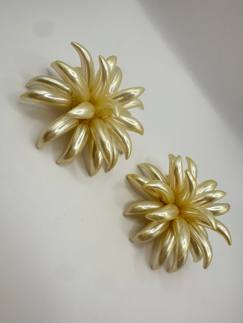 ORECCHINI VINTAGE FIORE RADIALE – CLIP-ON IN RESINA PERLATA E RESINA TRASLUCIDA