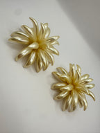 ORECCHINI VINTAGE FIORE RADIALE – CLIP-ON IN RESINA PERLATA E RESINA TRASLUCIDA