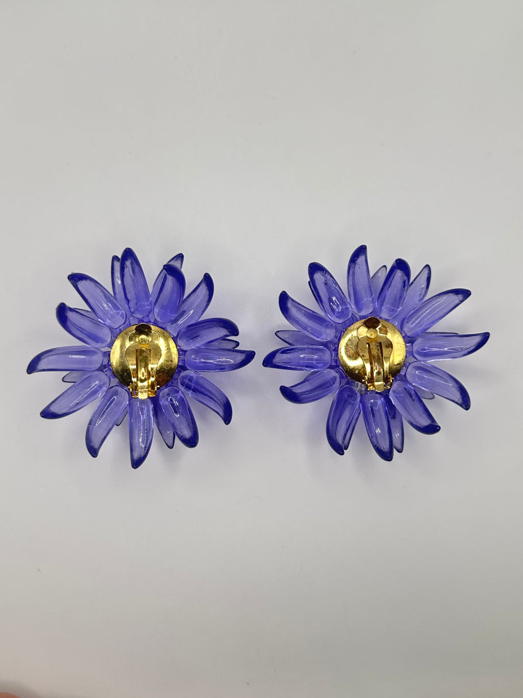 ORECCHINI VINTAGE FIORE RADIALE – CLIP-ON IN RESINA PERLATA E RESINA TRASLUCIDA