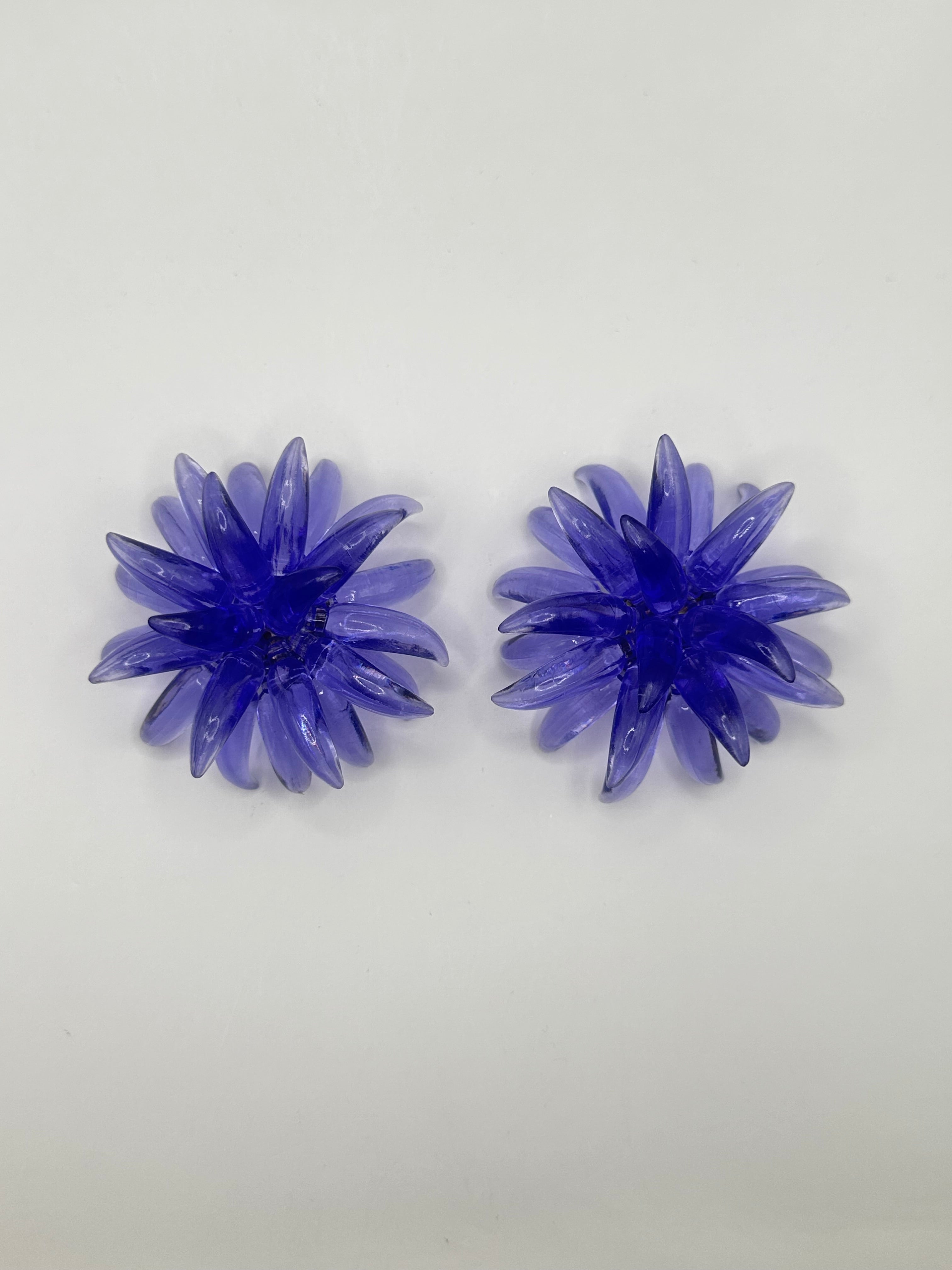 ORECCHINI VINTAGE FIORE RADIALE – CLIP-ON IN RESINA PERLATA E RESINA TRASLUCIDA