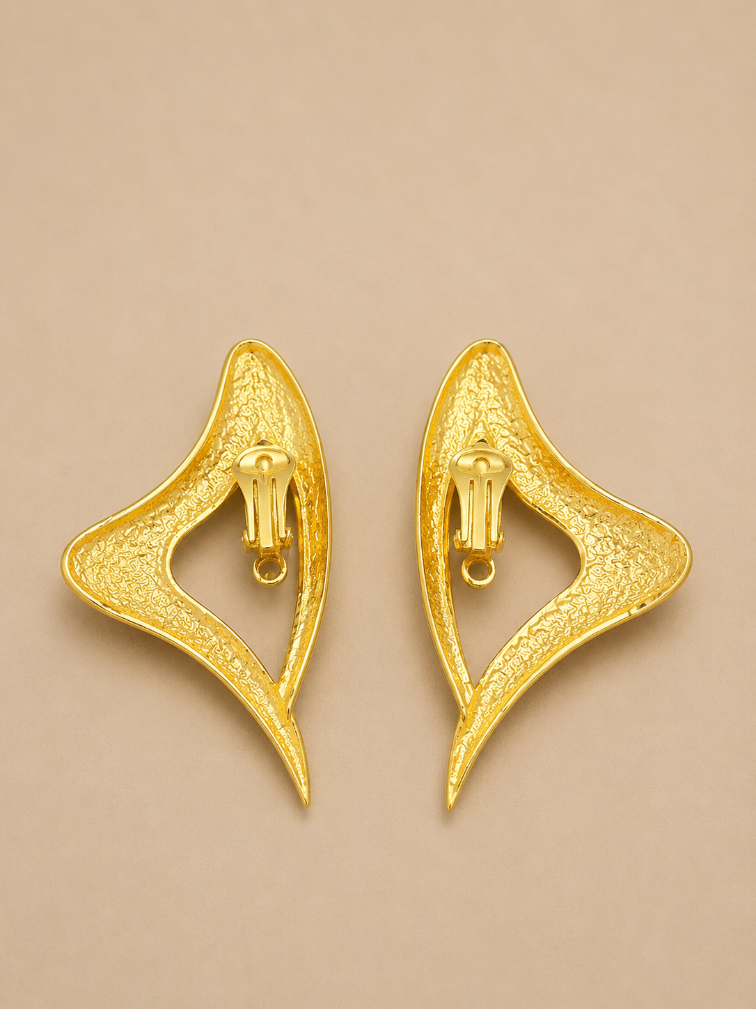 ORECCHINI VINTAGE A CLIP DORATI DAL DESIGN SCULTOREO E ASTRATTO CON STRASS - ANNI ’90